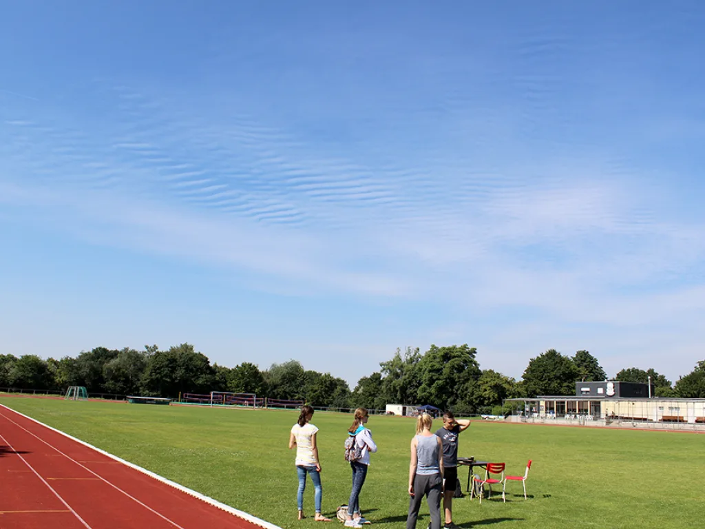 Blick über die Bahn auf den Sportplatz.